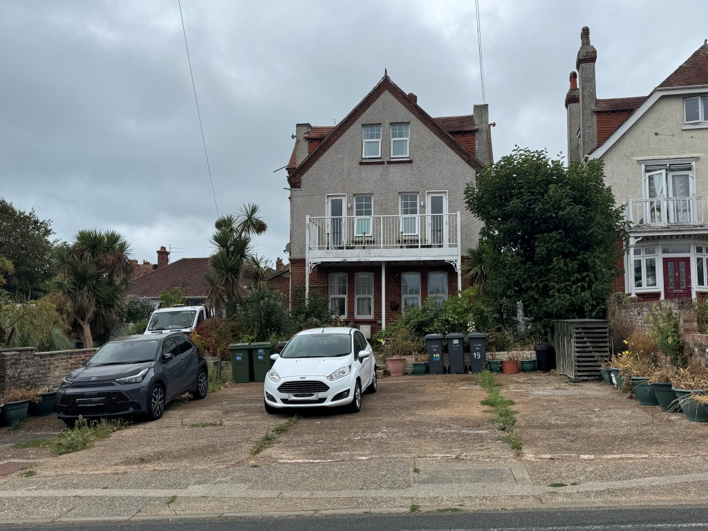 Lot: 87 - FREEHOLD DETACHED FORMER GUEST HOUSE ARRANGED AS FOUR FLATS ON GOOD SIZE PLOT WITH PARKING - Front view with of the building with parking